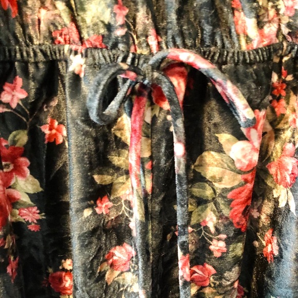 Gorgeous green velvet shorts romper - Picture 3 of 8